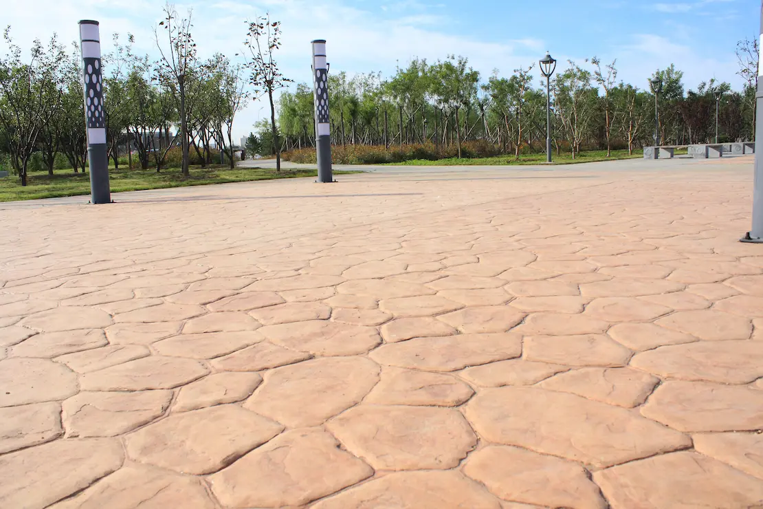 Zona de relax de una universidad con piso de hormigón estampado.